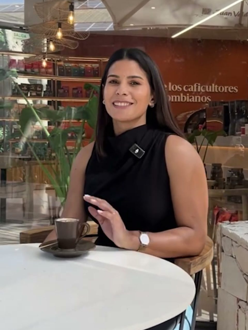 Alejandra Cantero en una cafetería de Asunción